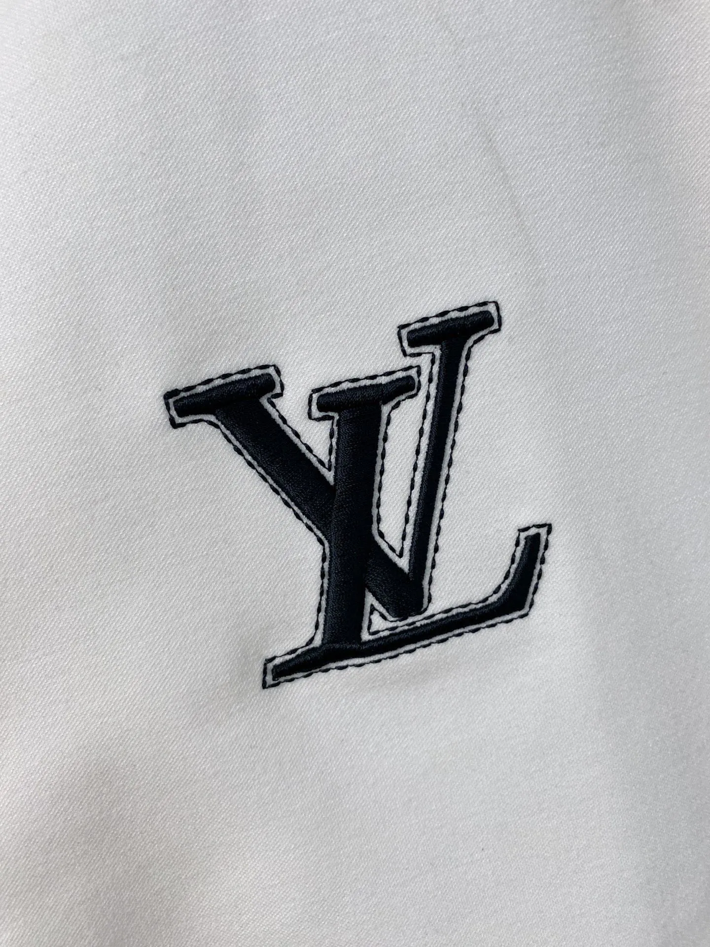 🅿️720 [LV Louis Vuitton] hot-selling suit is coming. Focus on the original version of the official website. 2025 new hot-selling cardigan and sweatshirt suit. The original order is the best. 🇭🇰The meticulous work of top designers. It has a fitting and perfect upper body effect. All-natural high-quality Tencel Roman cotton 100%, close-fitting comfort, noble and elegant! Original hardware embodies elegance and nobility! Counter size: M-3XL (maximum wear up to 190 pounds)